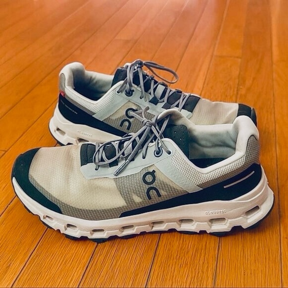 Women's On Running White and Black Athletic Shoes - Size 8